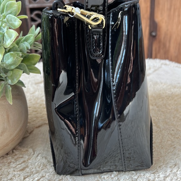 🌸NWT BCBG Rosie Bucket Bag in Black Faux Patent Leather. So Cute!! - Picture 7 of 10